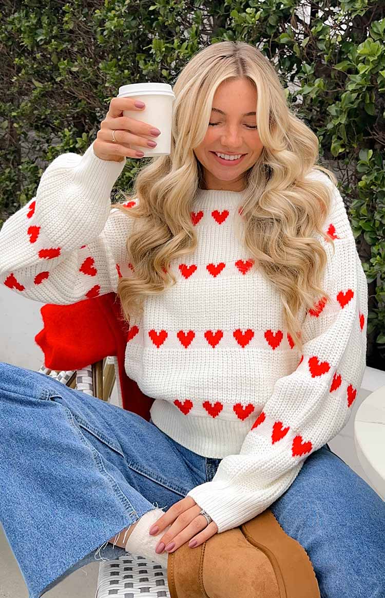 Relaxed fit white knit jumper with red heart pattern and long ribbed cuffs